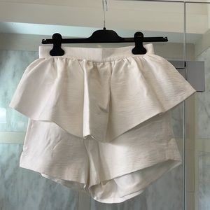 Cameo white ruffle skort